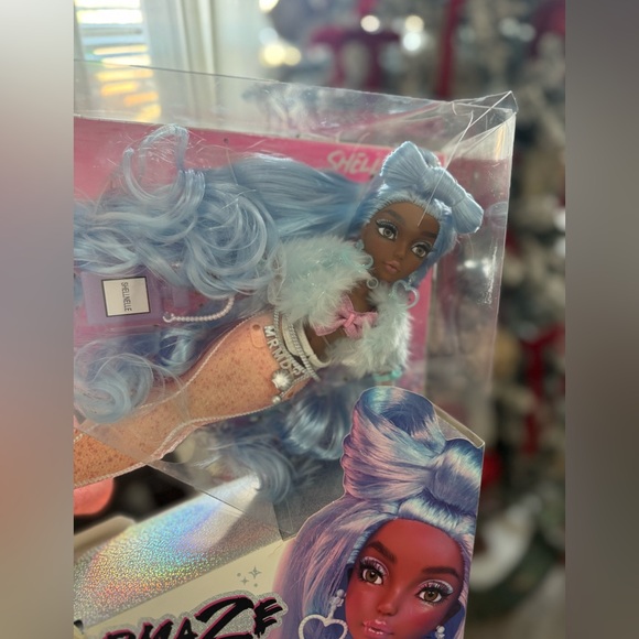 MERMAZE MERMAIDZ Color Change Shellnelle Mermaid Doll - Picture 4 of 8